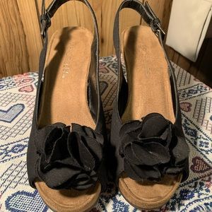 Aerosoles , Black size 7 , fashion wedge ladies shoes.